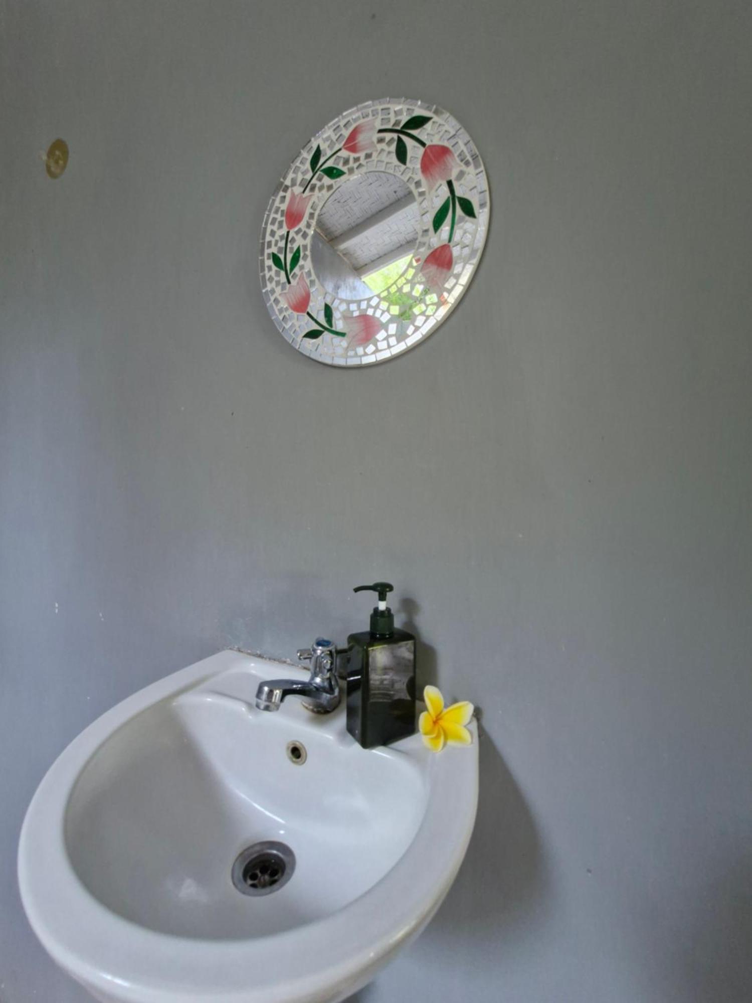The Layar Homestay Batununggul Εξωτερικό φωτογραφία